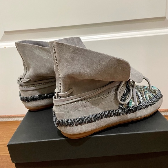 House of Harlow 1960 EUC. EU Sz 37 US Sz 7. Beaded. Dove Grey. - Picture 7 of 9